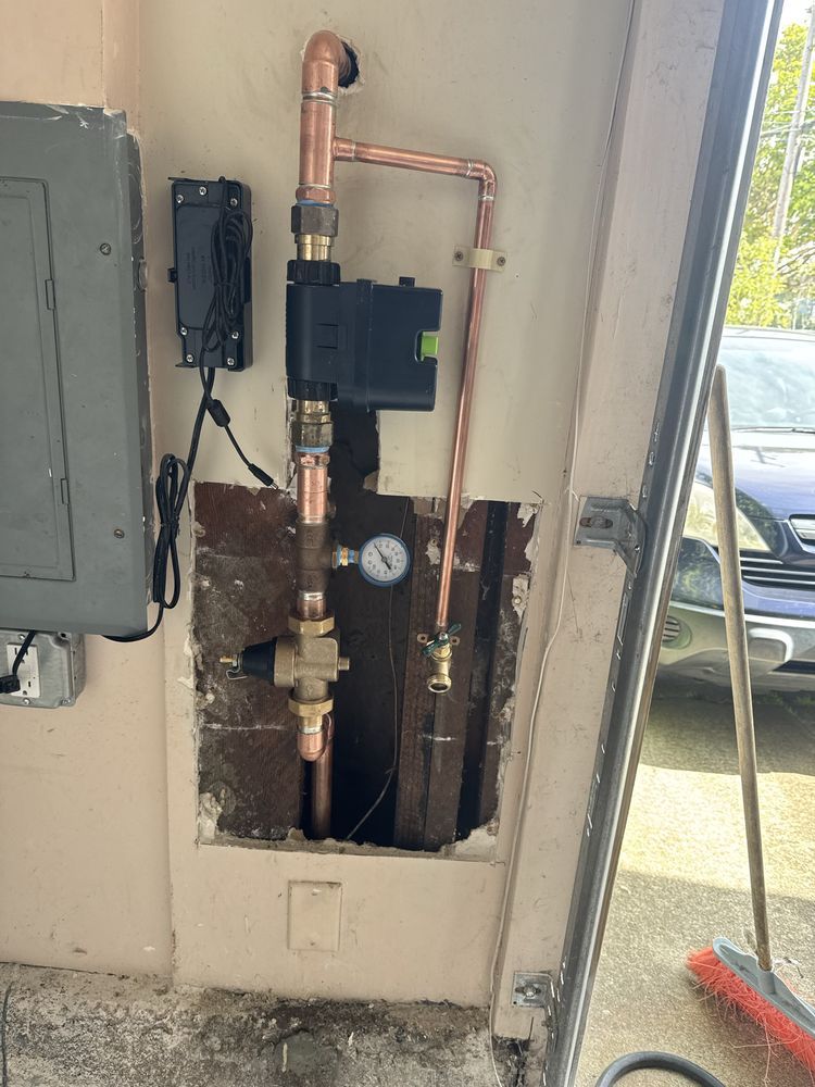 Main line pressure-reducing valve with smart automatic water shutoff
